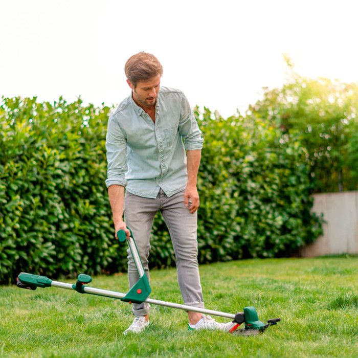 Тример садовий акумуляторний Bosch UniversalGrassCut 18V-26 26см 2.3кг (без АКБ та ЗП)