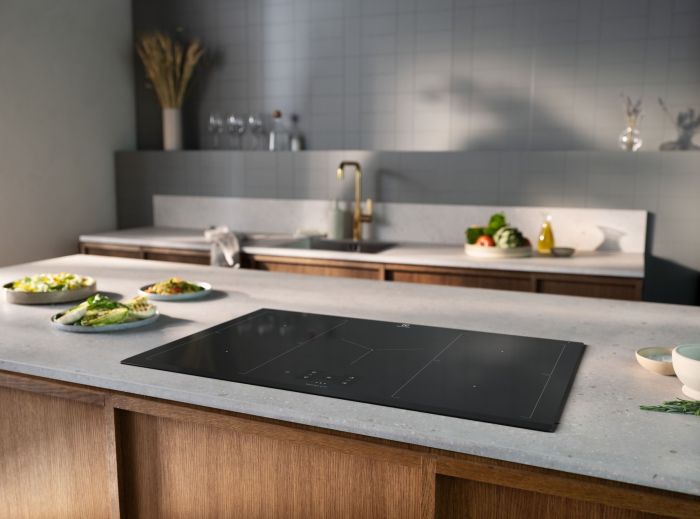 Варильна поверхня Electrolux індукційна, 80см, розширена зона, датчик кипіння, датчик смаження, сенсорний дисплей, Hob2Hood, чорний