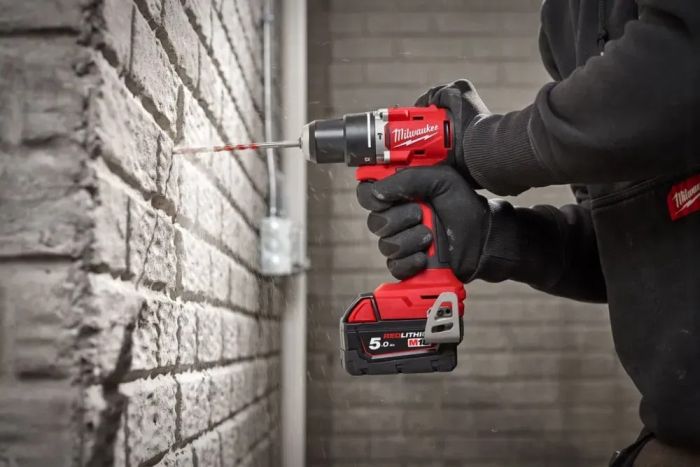 Шурупокрут-дриль акумуляторний Milwaukee M18 BLPDRC-502C 18В 2х5А·год М12-М18 60Нм 0·1700об/хв 1.5кг