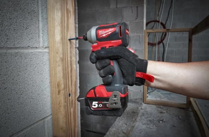 Гвинтоверт ударний акумуляторний Milwaukee M18 BLID2-0X 18В 1700-3400об/хв 180Нм кейс 1.7кг без АКБ та ЗП