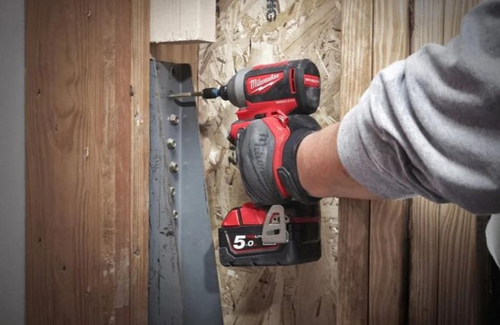 Гвинтоверт ударний акумуляторний Milwaukee M18 BLID2-0X 18В 1700-3400об/хв 180Нм кейс 1.7кг без АКБ та ЗП