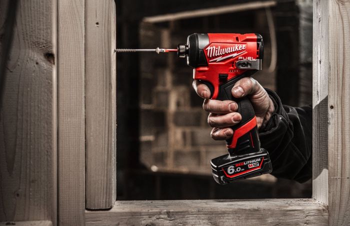 Набір із двох акумуляторних інструментів Milwaukee M12 FPP2A2-402X шурупокрут-дриль M12 FPD2-0 гвинтоверт M12 FID2-0 акб М12 2х4А·год ЗП C12C кейс