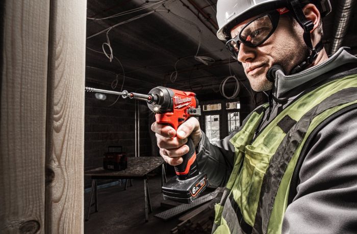 Набір із двох акумуляторних інструментів Milwaukee M12 FPP2A2-402X шурупокрут-дриль M12 FPD2-0 гвинтоверт M12 FID2-0 акб М12 2х4А·год ЗП C12C кейс
