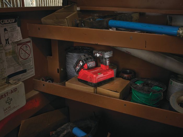 Набір акумулятора та зарядного пристрою Milwaukee NRG-502 12В 1х2А·год Redlithium M12 18В 2х5А·год Redlithium M18 ЗП M12-18FC