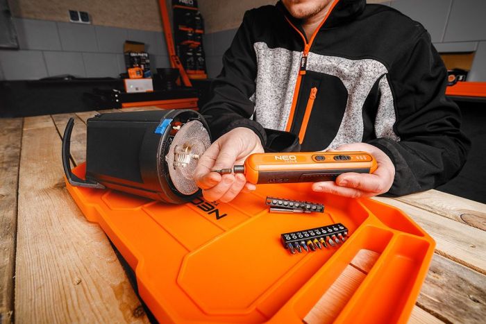 Викрутка акумуляторна Neo Tools 4В1Х1.5А·год 4.5Нм 230об·хв 20 біт кейс 0.23кг