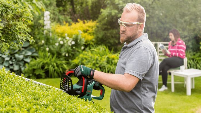 Кущоріз Bosch UniversalHedgeCut 60 480Вт 60см крок різу 30мм 3.7 кг