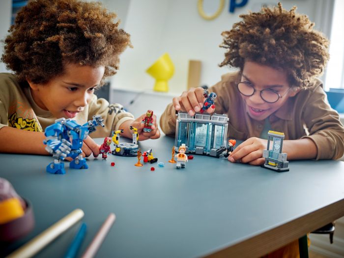Конструктор LEGO Super Heroes Лабораторія Залізної Людини: зал обладунків