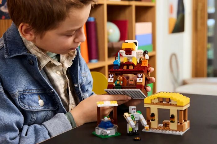 Конструктор LEGO Minecraft Напад на село з повітряною кулею Ґаст