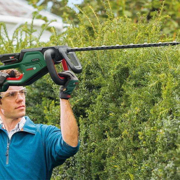 Кущоріз акумуляторний Bosch UniversalHedgeCut 18V-50  18В 50мм крок різу 20мм 2.3кг без АКБ та ЗП