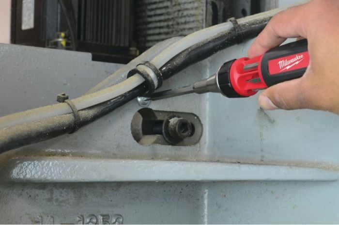 Викрутка Milwaukee з тріскачкою, 7 насадок, руків'я двокомпонентне, (PH1, PH2, PZ1, PZ2, Torx15, Torx20, SL5.5), 152мм, сталь CrV