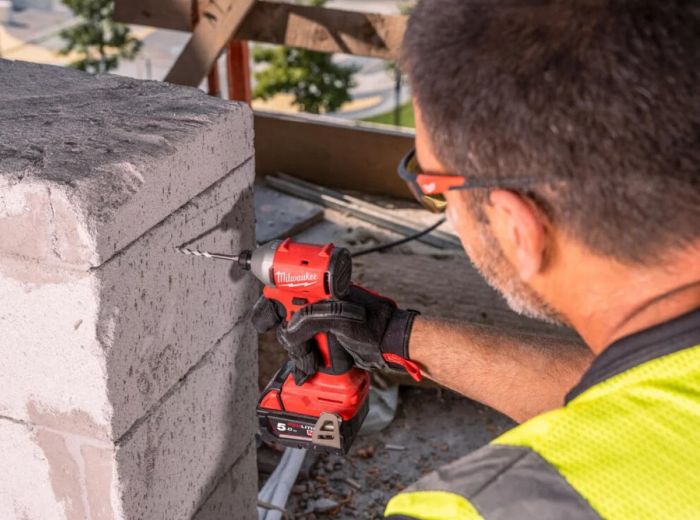 Гвинтоверт ударний акумуляторний Milwaukee M18 BLIDRC-402C 18В АКБ 2х4А·год 0-3600об/хв 190Нм ЗП M12-18C жилетка кейс 1.3кг