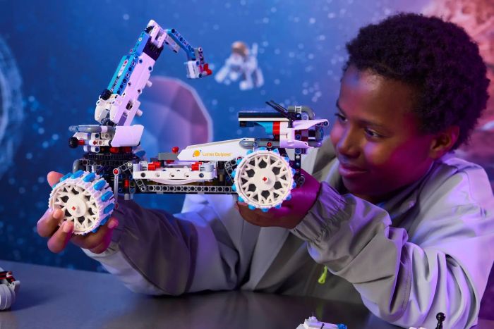Конструктор LEGO Technic Місяцехід Lunar Outpost. Космічний корабель