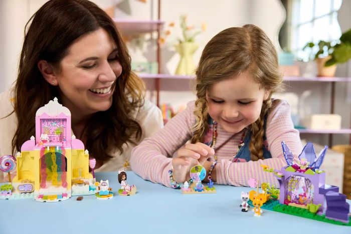 Конструктор LEGO Gabby's Dollhouse Гора солодощів і сад Кітті
