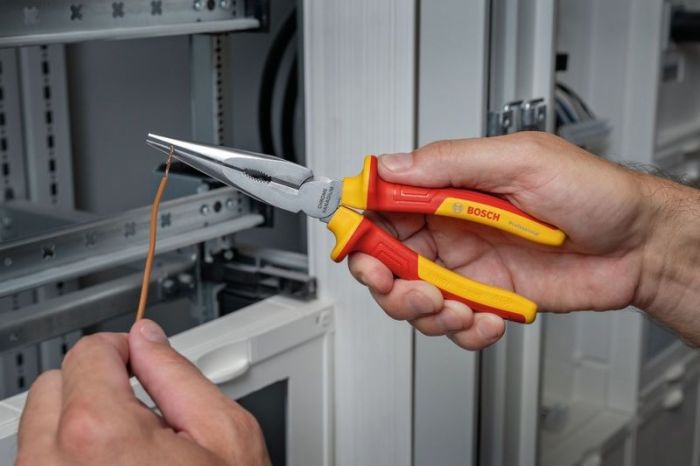 Набір шарнірно-губцевого інструменту Bosch Professional, набір 3 шт, (комбіновані плоскогубці, діагональний бокоріз, плоскогубці з довгим носом), VDE