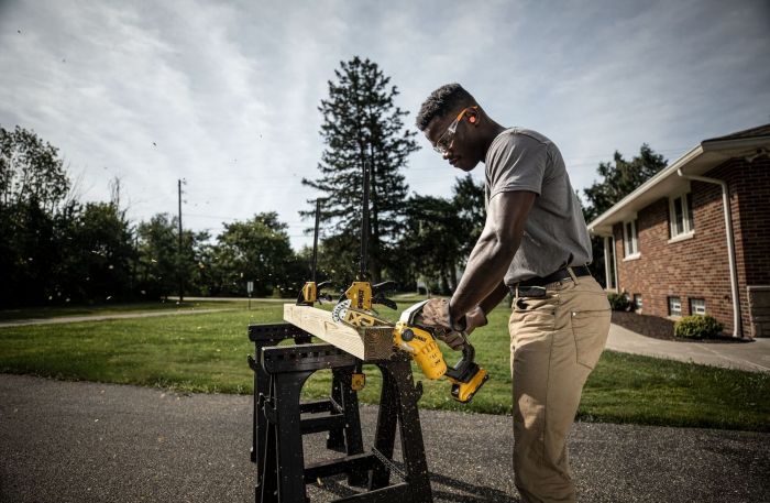 Пила ланцюгова акумуляторна DeWalt 18В XR Li-lon 8.6м/с шина 20см 2.1кг без АКБ та ЗП