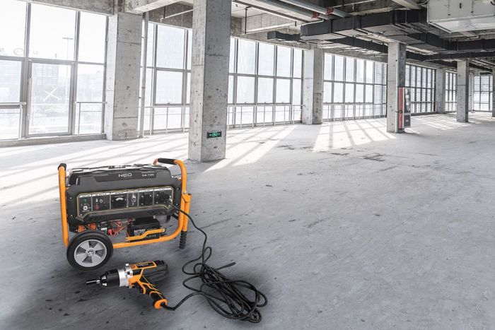 Генератор бензиновий Neo Tools 230В (1 фаза), 2.8/3кВт, електростартер, AVR, 45кг + Портативний зарядний пристрій сонячна панель 90-140