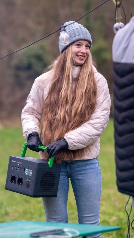 Портативна електростанція Schneider Electric OffGrid Portable Power Station 730, 700 Вт, 738 Вт/год, Wireless Charge
