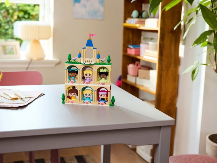 Конструктор LEGO Disney Princess Мініпринцеси Бель і Тіана з замком