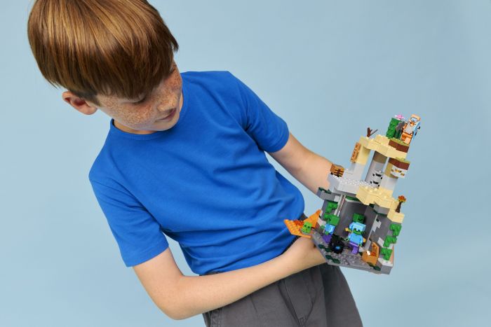Конструктор LEGO Minecraft Підземелля зомбі
