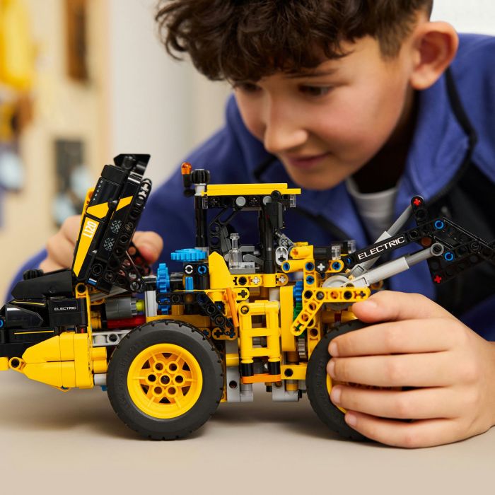 Конструктор LEGO Technic Колісний навантажувач Volvo L120 Electric