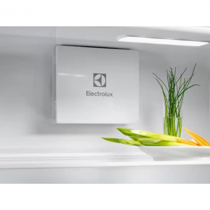 Холодильник Electrolux вбудований з нижн. мороз., 177x55х55, холод.відд.-192л, мороз.відд.-61л, 2дв., Е, Combi, інв., диспл внутр., зона св-ті, білий