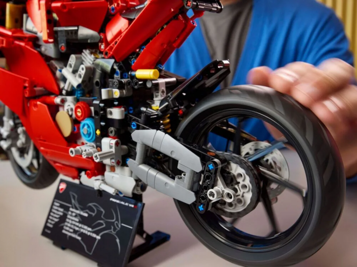 Конструктор LEGO Technic Мотоцикл Ducati Panigale V4 S