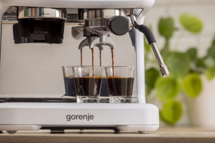 Кавоварка Gorenje ріжкова 2.5л, кавомолка 0,25л, капучинатор, кнопочне керування, білий