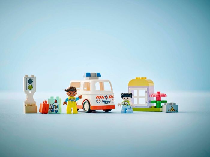 Конструктор LEGO DUPLO Town Швидка допомога та водій