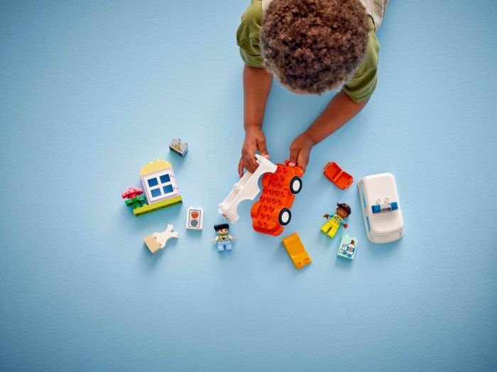 Конструктор LEGO DUPLO Town Швидка допомога та водій