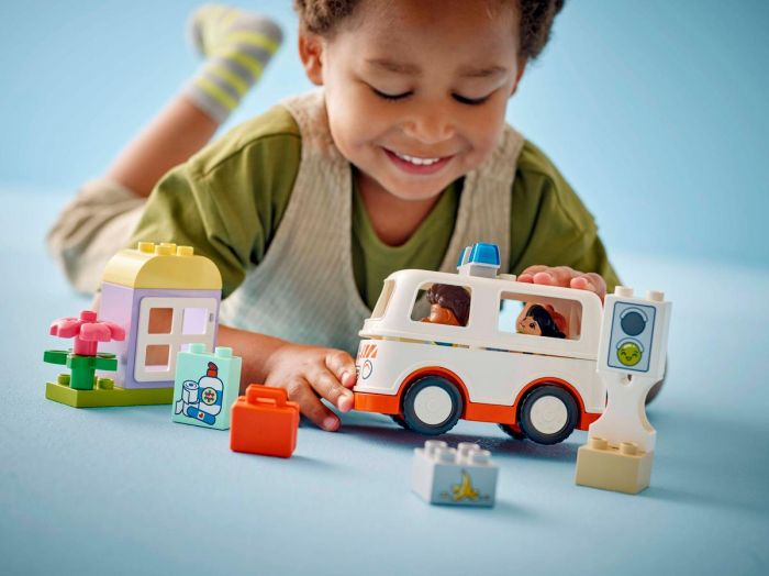 Конструктор LEGO DUPLO Town Швидка допомога та водій