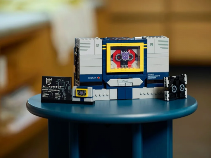 Конструктор LEGO Icons Transformers: Саундвейв