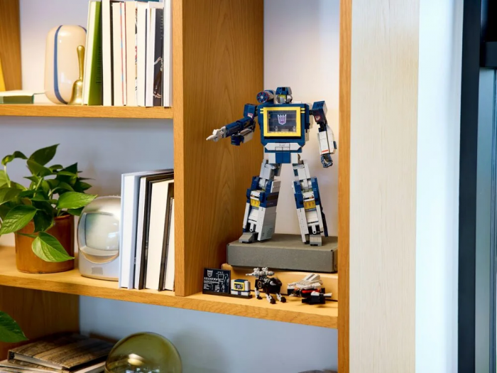 Конструктор LEGO Icons Transformers: Саундвейв