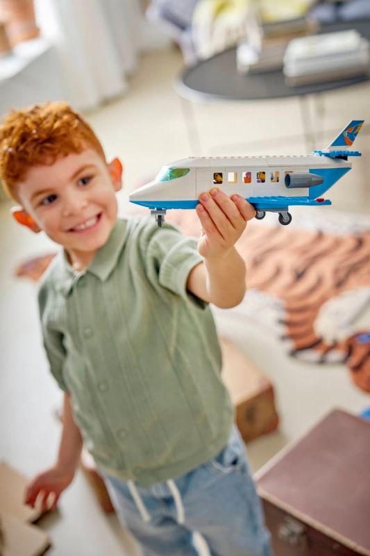 Конструктор LEGO City Пасажирський літак