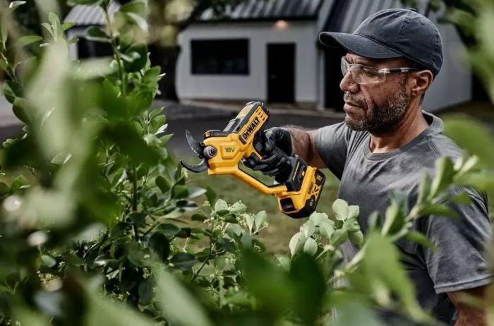 Секатор акумуляторний DeWalt 18В XR D різу 32мм 1.37кг без АКБ та ЗП