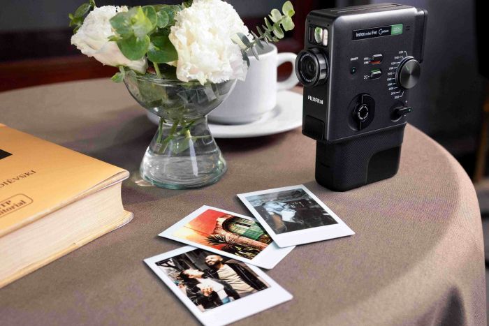 Фотокамера миттєвого друку Fujifilm Instax Mini Evo Cinema