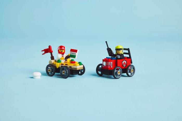 Конструктор LEGO City «Піца-авто проти пожежної машини» Набір перегонів